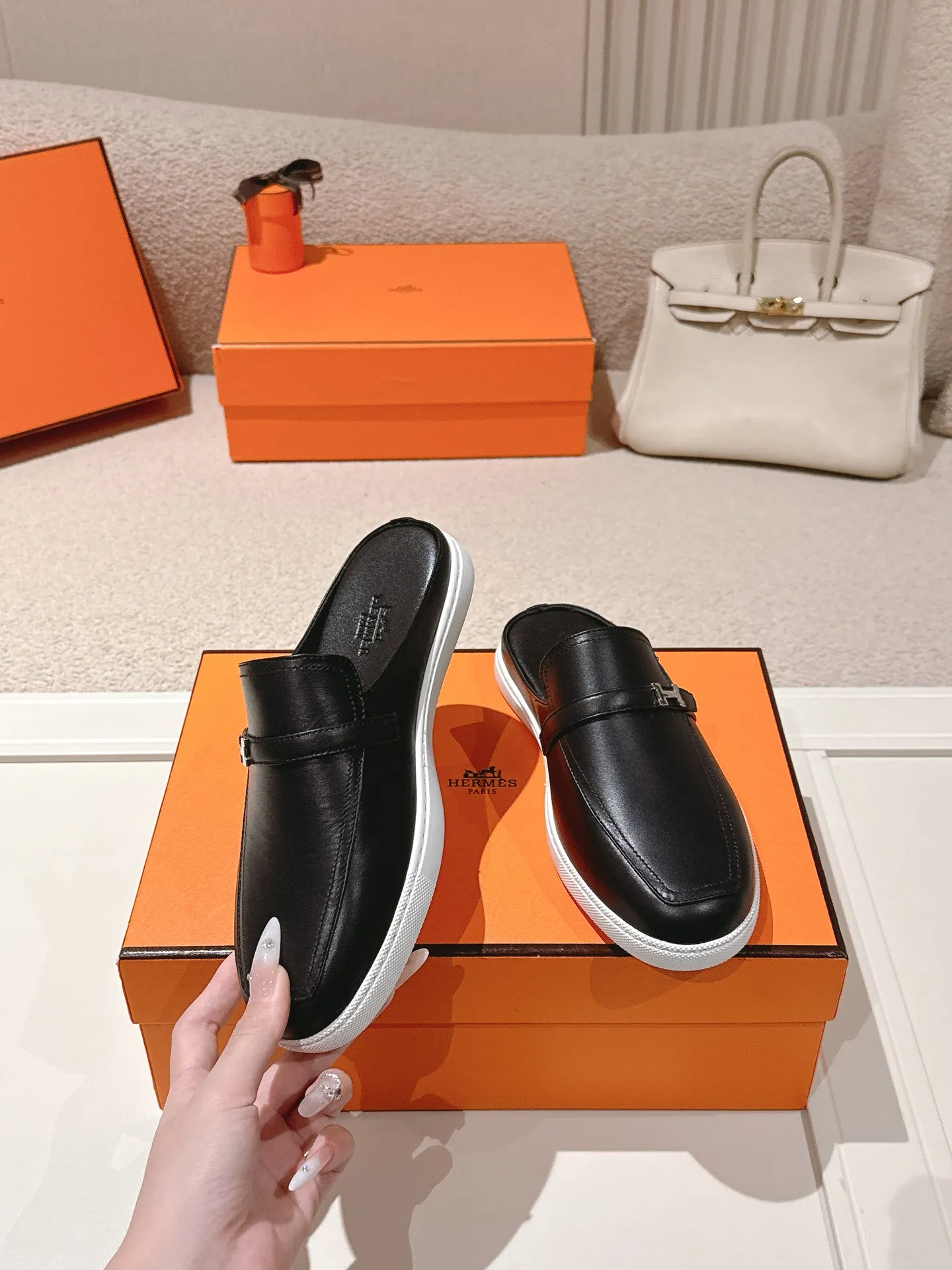 Men's men's shoes 💰560💰 Hermes 25ss new autumn and winter loafers, British retro design, classic and durable! Original reverse mold last, the ultimate 1:1 shape. Fabric: Cow suede/calfskin Lining: Imported sheepskin lining Outsole: Open-molded rubber sole Size: 35-45